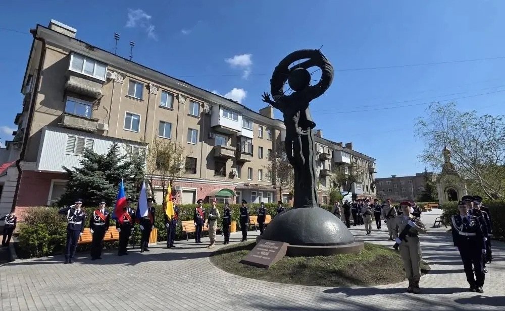 Ольга Бас почтила память героев ЧАЭС ЛНР