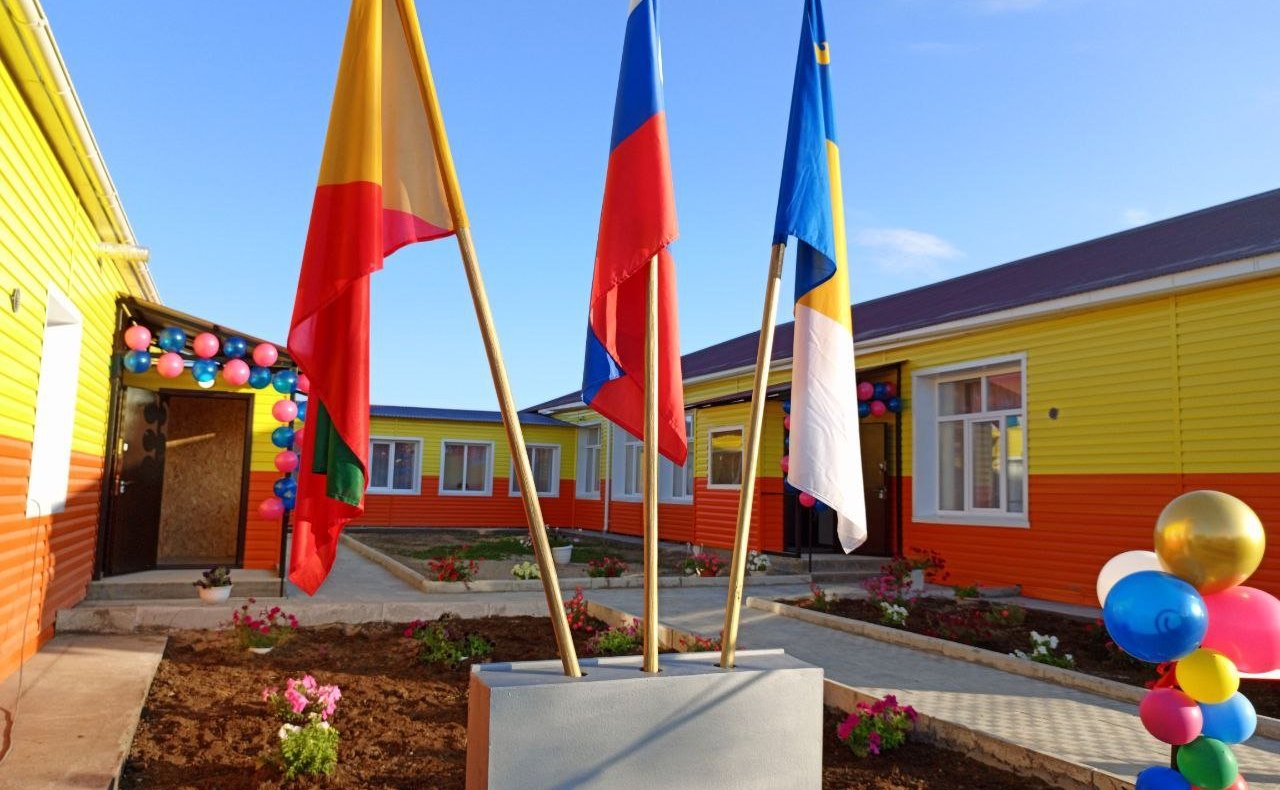 Баир Жамсуев в ходе региональной поездки принял участие в церемониях торжественного открытия после капитального ремонта детского сада в селе Токчин и школы в селе Зуткулей Агинского Бурятского округа