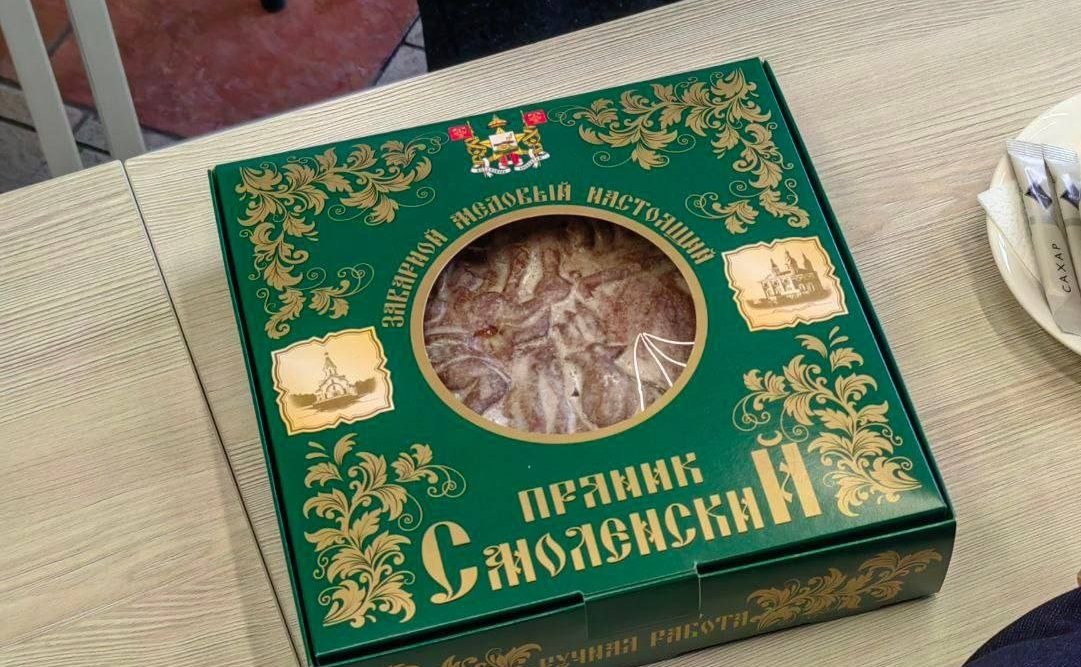«Пряник Смоленский» представляет собой заварное медовое лакомство, изготавливаемое по ГОСТу из натуральных ингредиентов