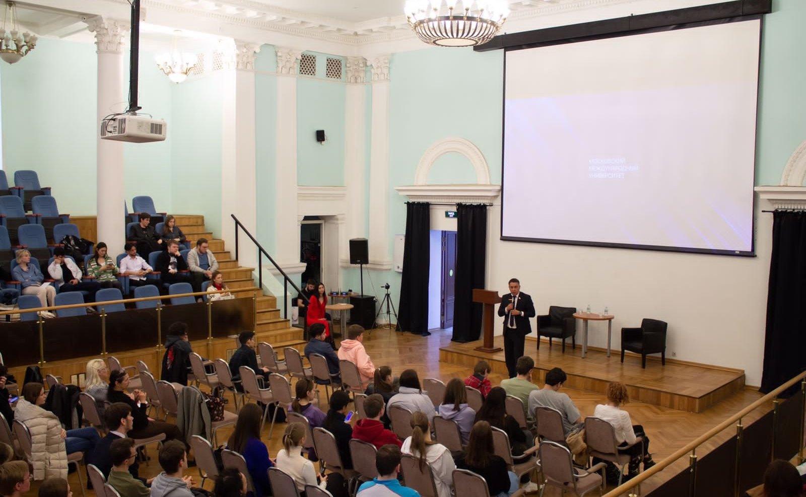 Айрат Гибатдинов встретился со студентами Московского международного университета