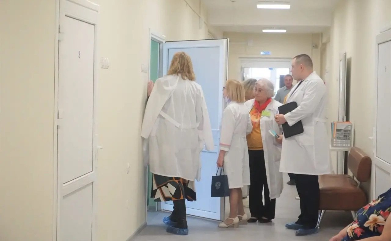 Екатерина Грибкова в рамках поездки в регион посетила Республиканский госпиталь и ознакомилась с ходом ремонтных работ