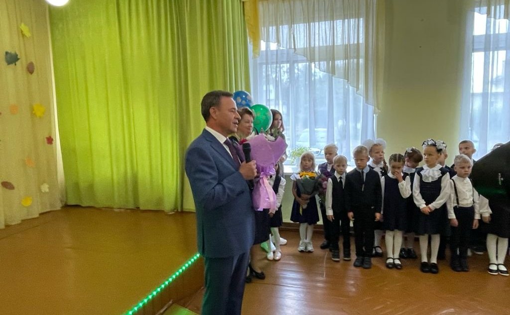 Виктор Новожилов поздравил учеников Вельской школы номер три с Днем знаний