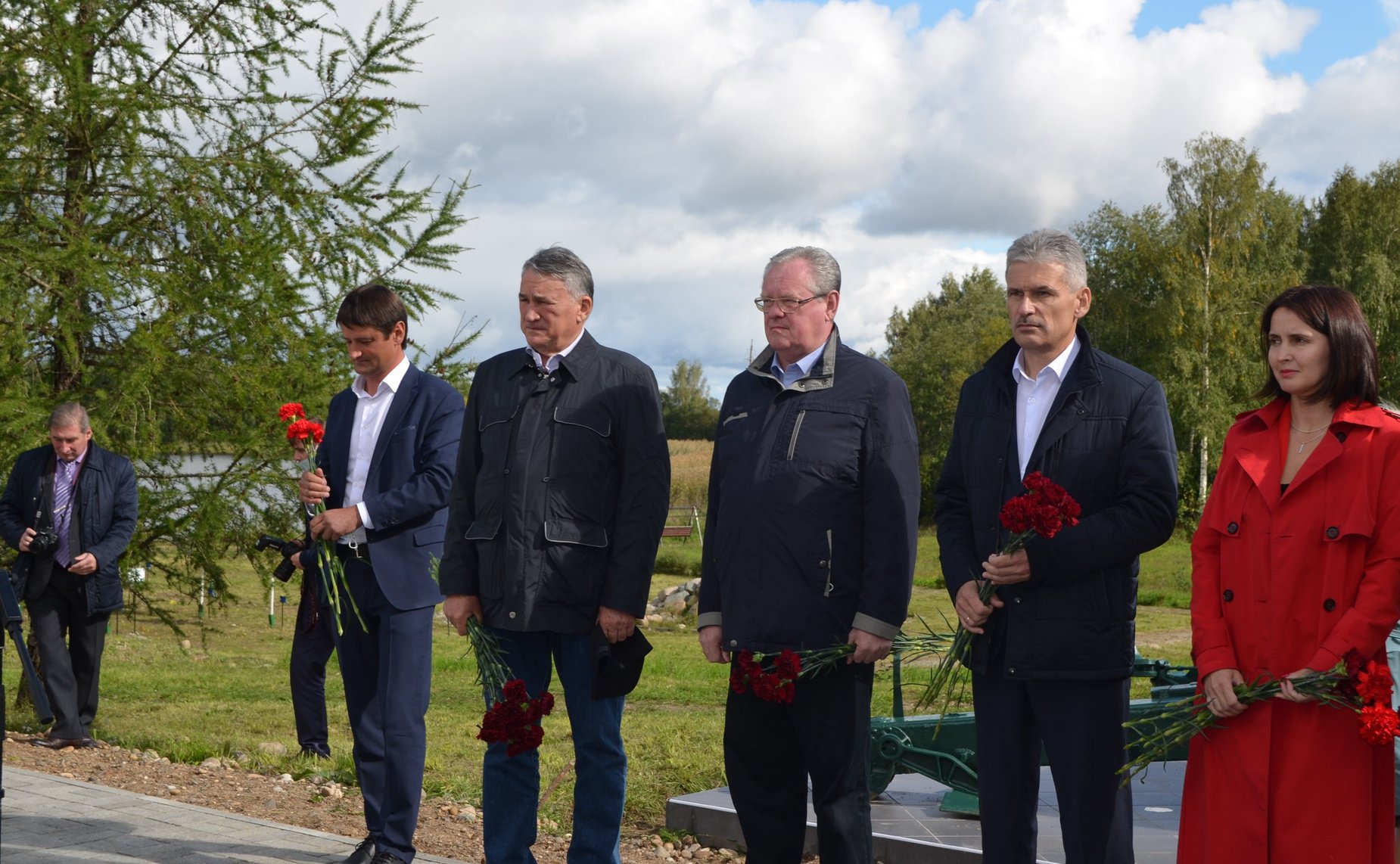 Участники мероприятия возложили цветы к памятнику неизвестному солдату в селе Ферапонтово