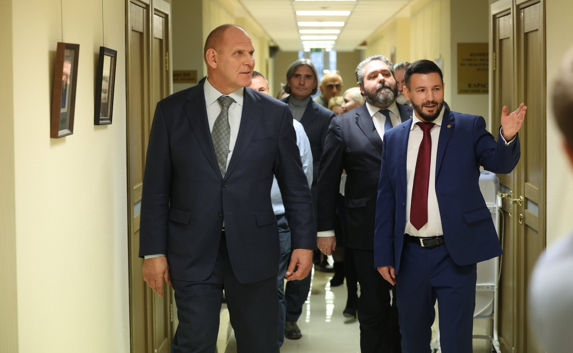 В Совете Федерации открылась выставка картин «Первый художник Новосибирска»