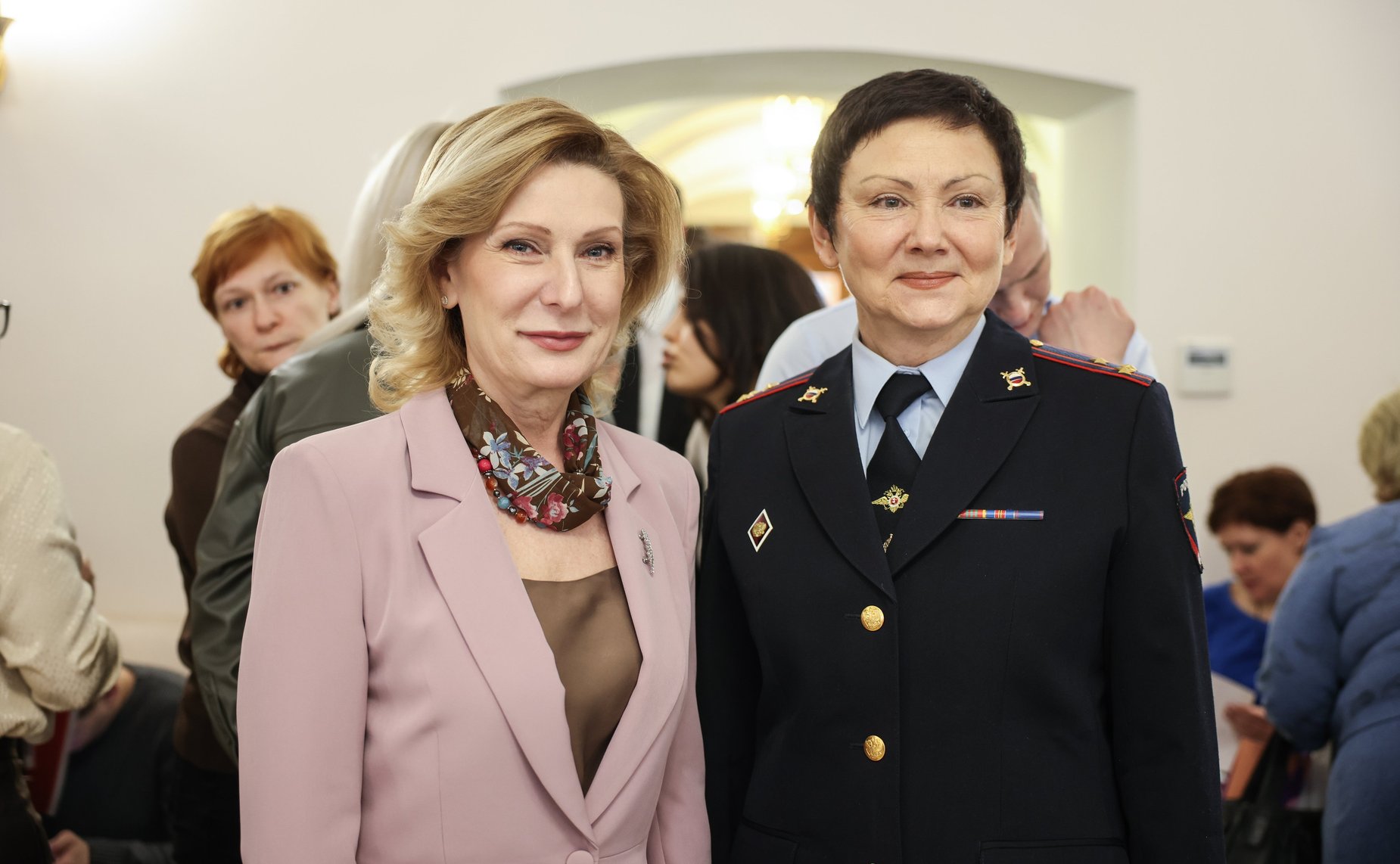 Инна Святенко приняла участие в открытии в Московском парламентском центре выставки «Прекрасный полк» Асара Сафиулина (фото пресс-служба Московской городской Думы)