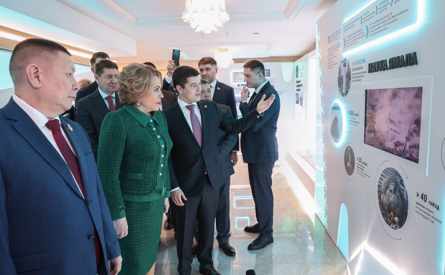 Валентина Матвиенко и Дмитрий Артюхов осмотрели выставку, посвященную истории и перспективным направлениям развития Ямало-Ненецкого автономного округа