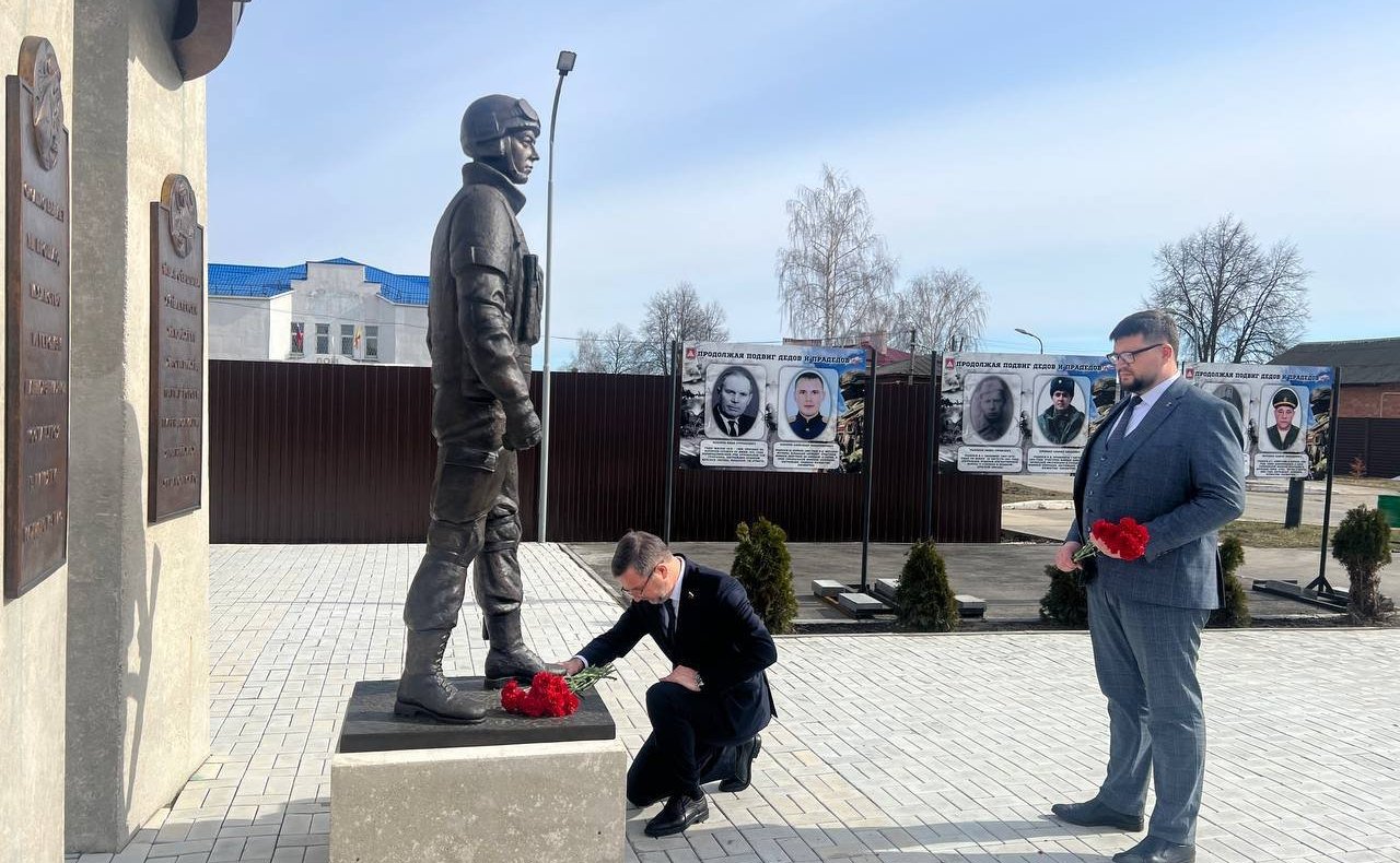 Николай Владимиров вместе с главой Ядринского муниципального округа возложил цветы к памятнику бойцам СВО