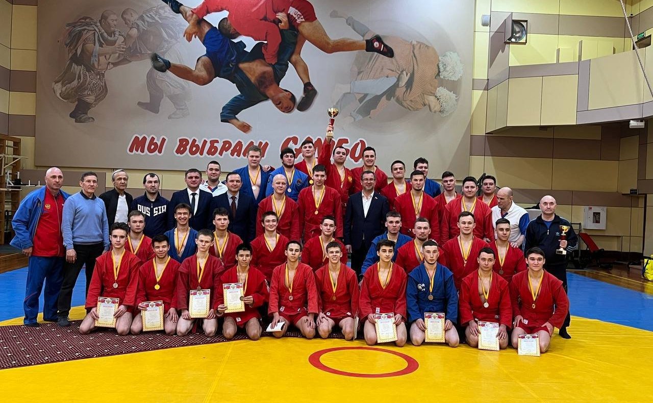 Николай Владимиров поздравил студентов-самбистов