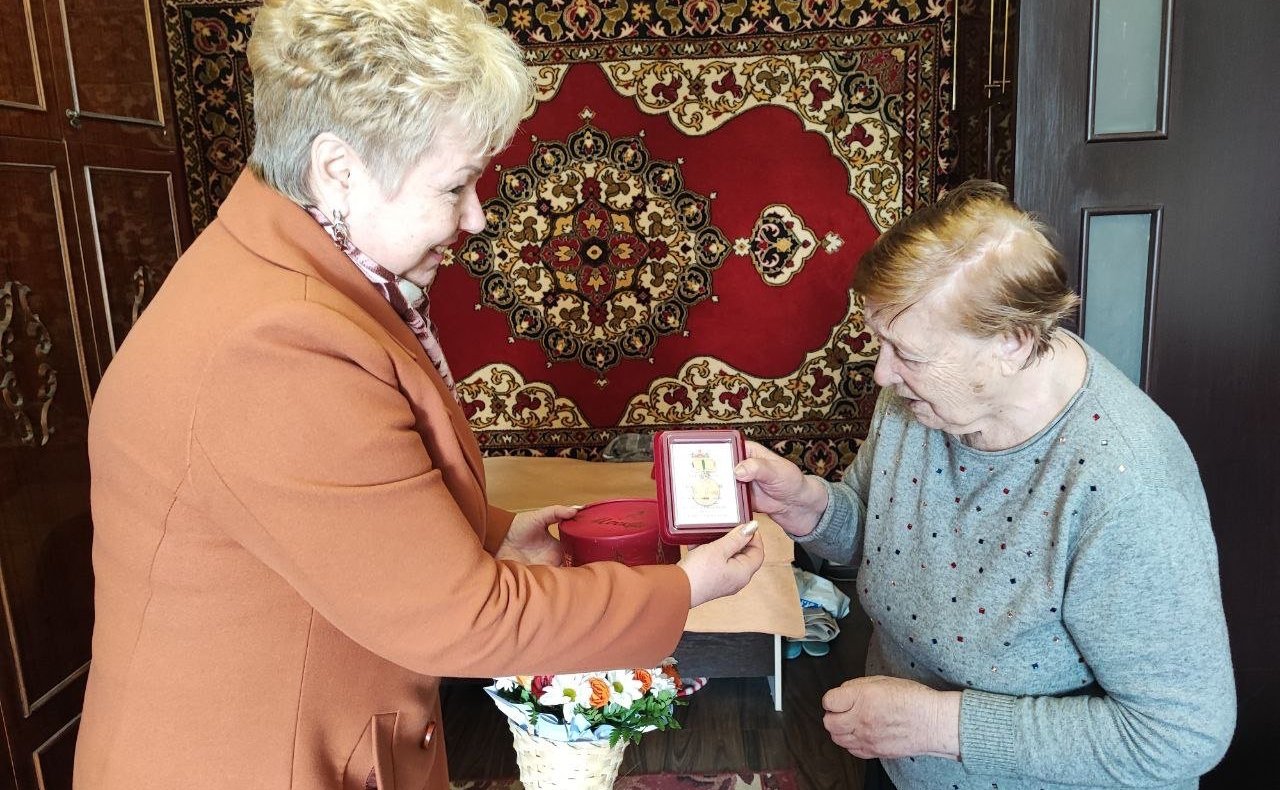 Ольга Бас вручила жителям ЛНР почетный знак «В честь 80-летия полного освобождения Ленинграда от фашистской блокады»