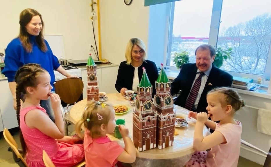 Наталия Косихина и Александр Русаков поздравили с Новым годом многодетную семью из Ярославля