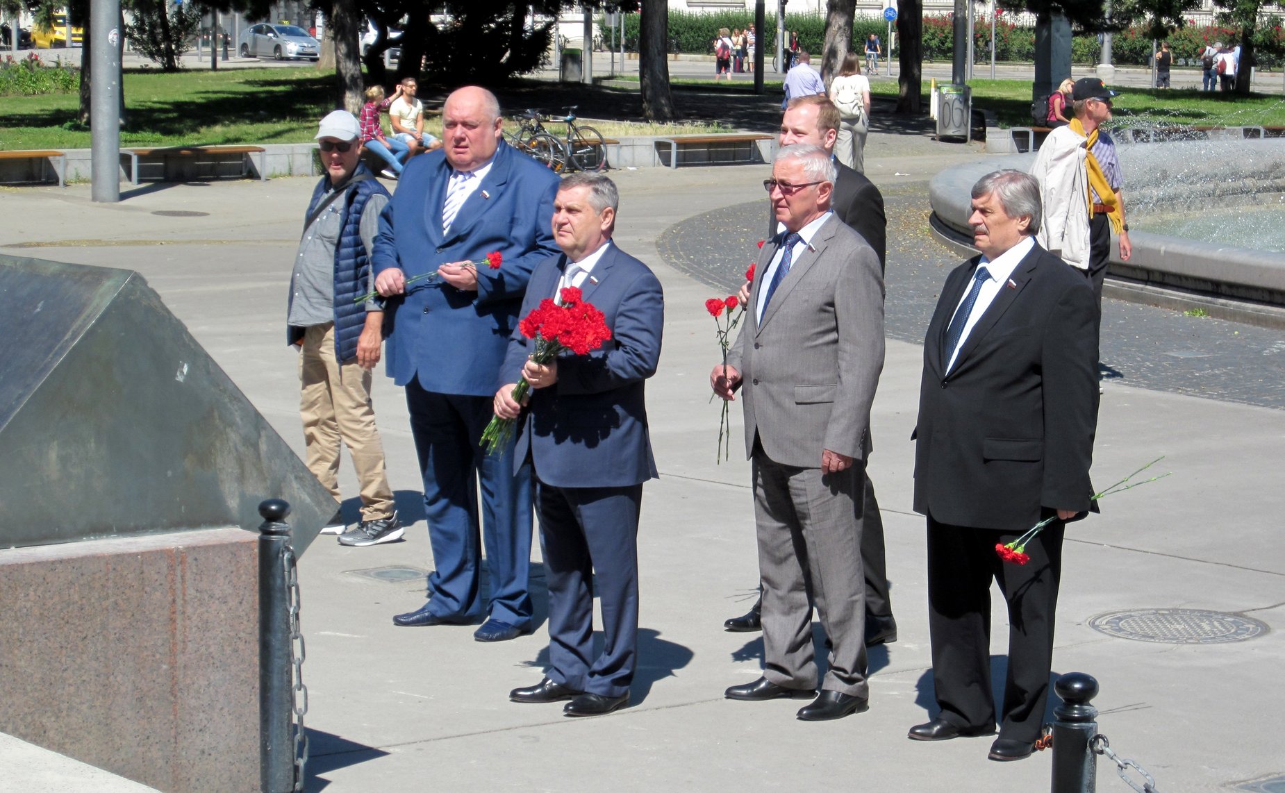 Возложение цветов к монументу воина-освободителя на Шварценбергплатц