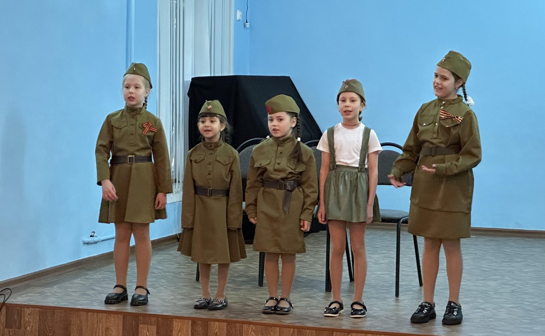 Участники мероприятия стали зрителями патриотического концерта воспитанников центра, вспомнили подвиги отцов и дедов в Великой Отечественной войне
