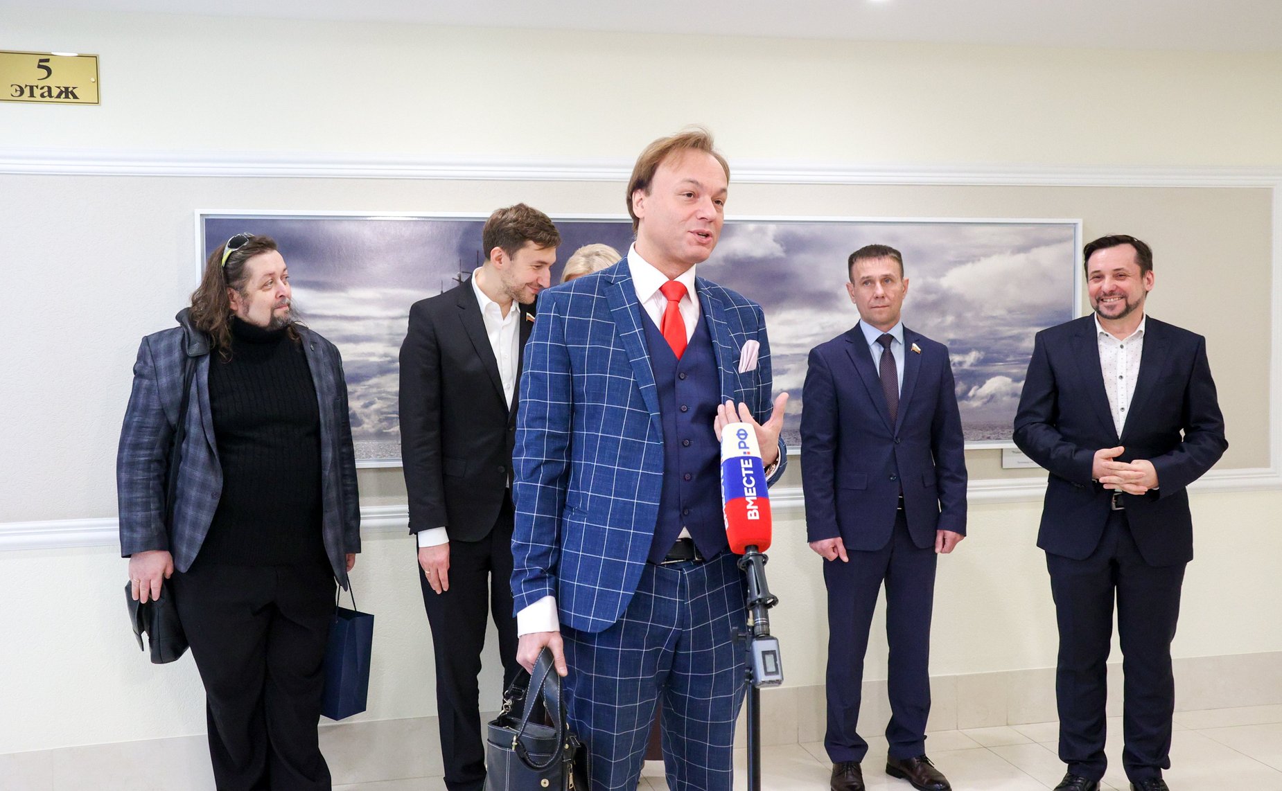 Церемония открытия выставки живописи А. Буртасенкова «Под Русским небом Крыма»