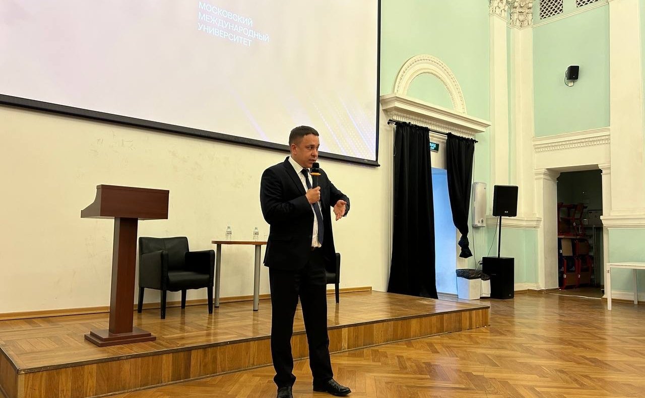 Айрат Гибатдинов встретился со студентами Московского международного университета