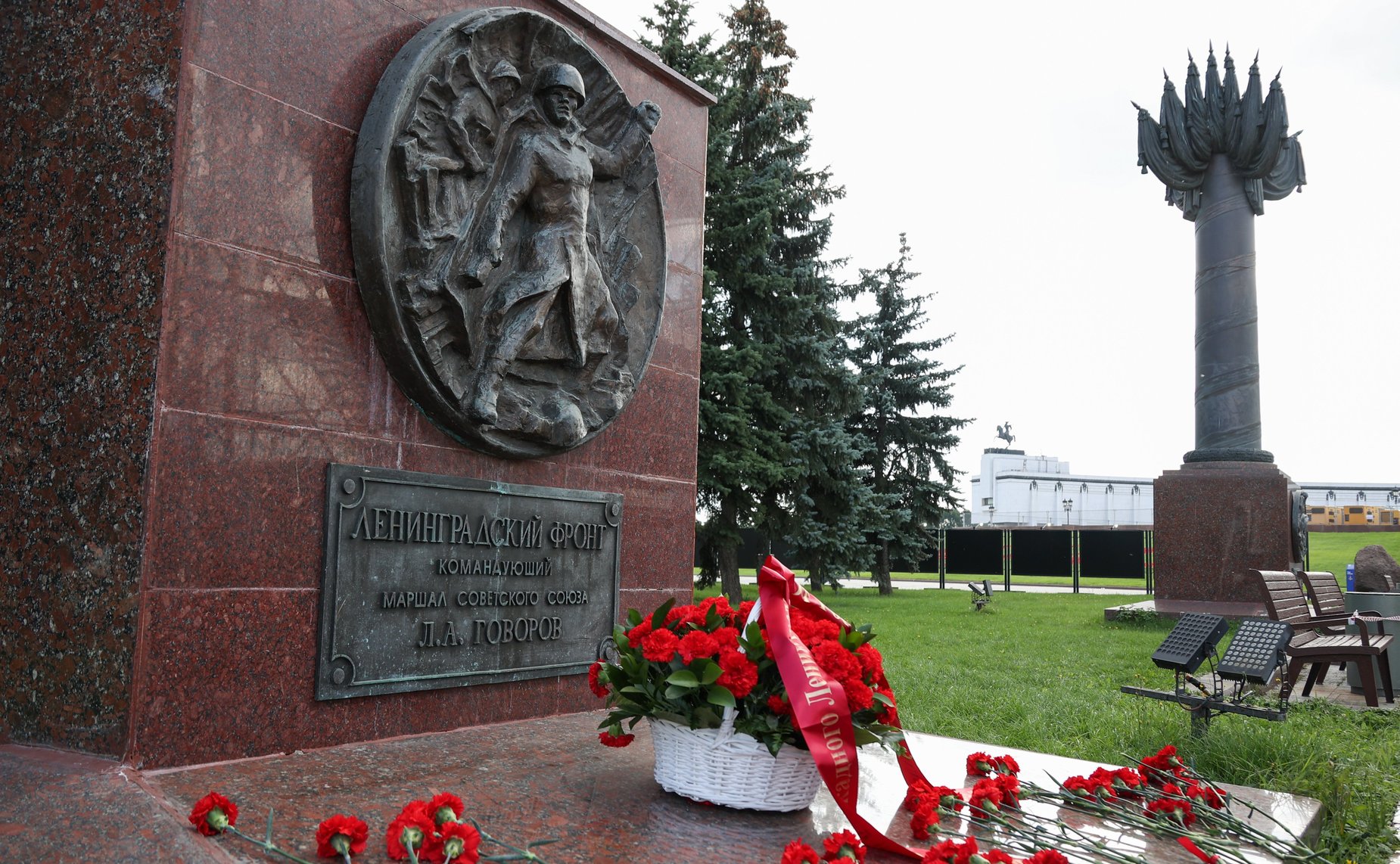 Возложение цветов делегации общества «Жители блокадного Ленинграда» к монументу «Ленинградский фронт» в Парке Победы