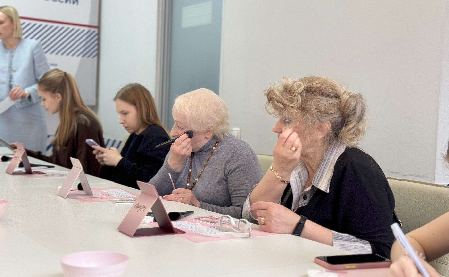 В рамках встречи Ольги Щетининой с мамами и женами участников СВО для участниц прошел мастер-класс по макияжу, а также мастер-класс по гостеприимству и деловому этикету