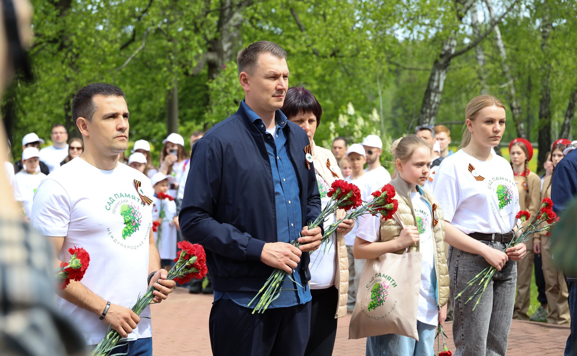 В Год защитника Отечества и 80-летия Победы в Великой Отечественной войне 1941–1945 годов сенаторы РФ и сотрудники Аппарата СФ провели акцию «Сад Памяти» — высадили 250 кустов сирени в музее-заповеднике «Горки Ленинские»