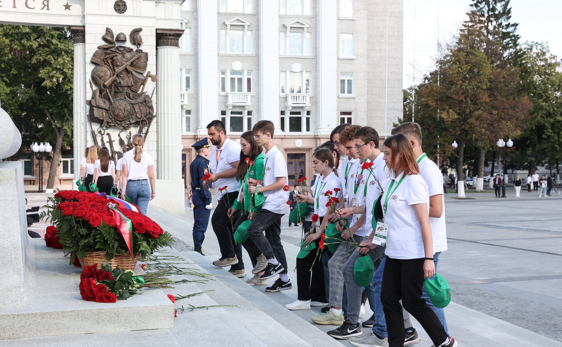 Валентина Матвиенко и Наталья Кочанова вместе с участниками «Поезда Памяти» возложили цветы к памятнику генералу Минигали Шаймуратову и мемориалу павшим в боях за Родину