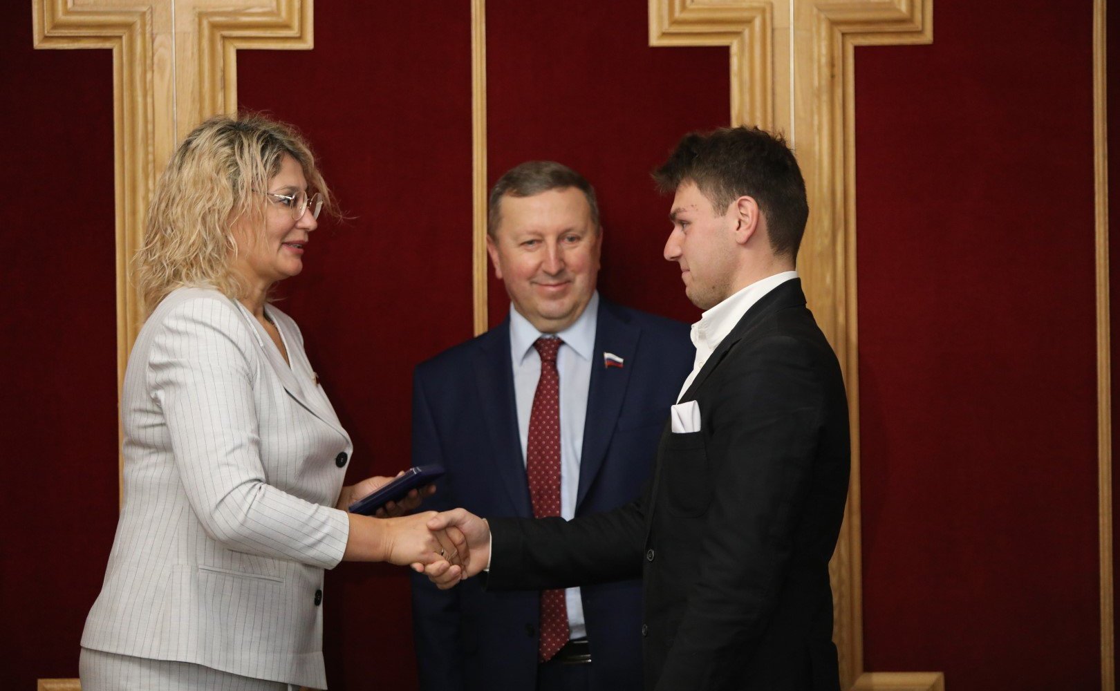 Н. Косихина и С. Березкин вручили детям-героям из Ярославской области памятные медали Совета Федерации «За проявленное мужество»