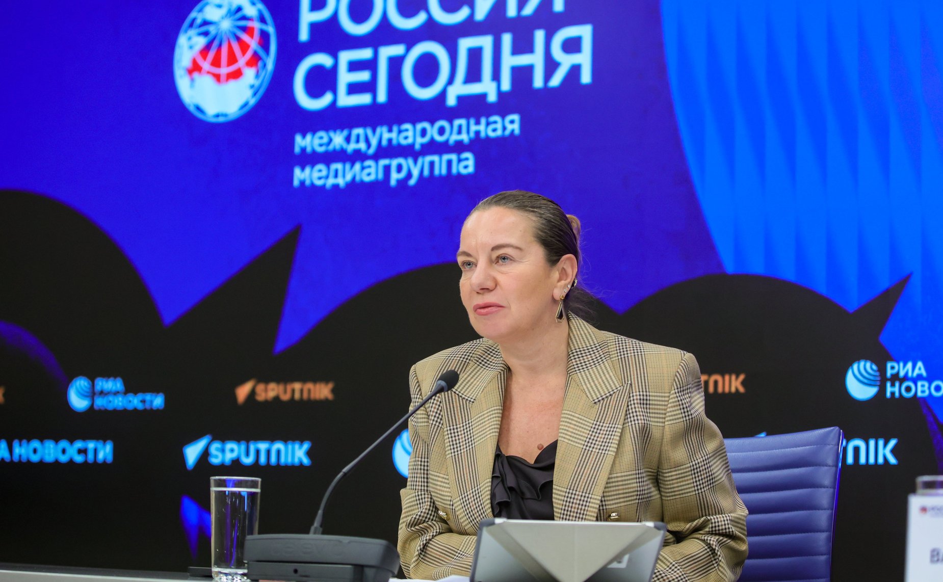 В ММПЦ «Россия сегодня» прошла пресс-конференция первого заместителя председателя Комитета СФ по обороне и безопасности Владимира Чижова об итогах саммита ЕС и актуальной ситуации в странах Евросоюза и НАТО на фоне происходящих в мире событий