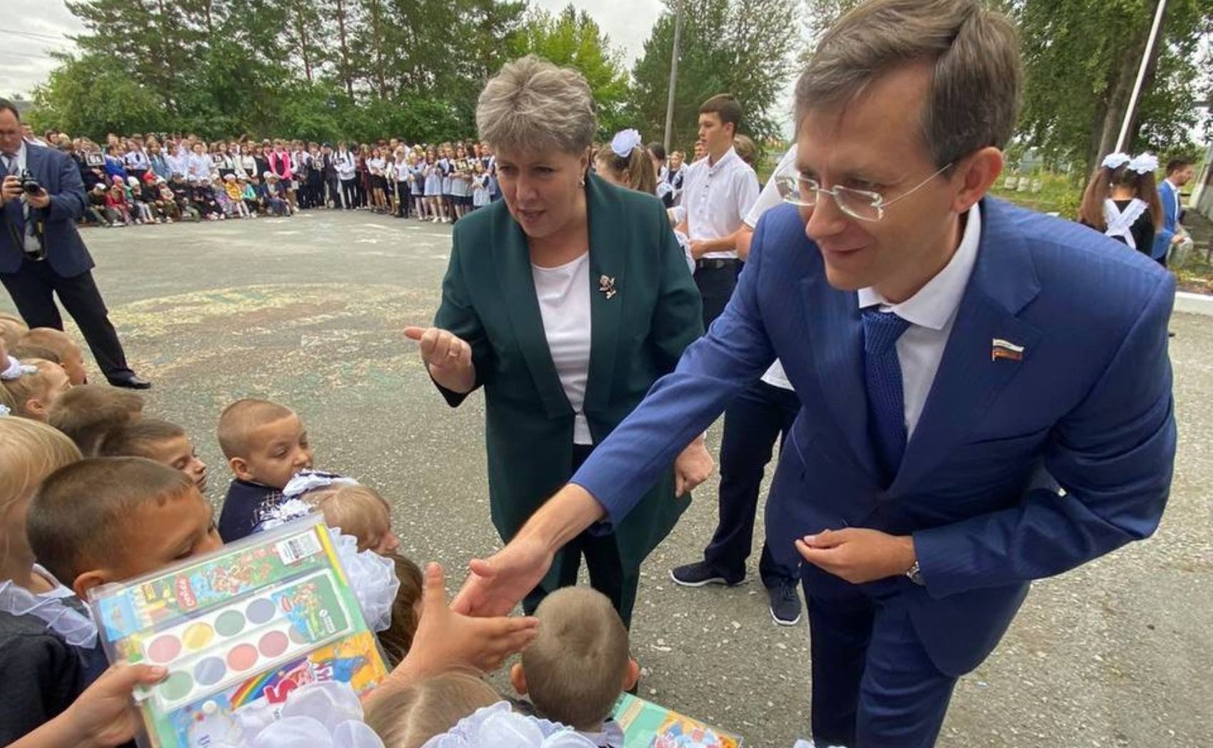 Павел Тараканов принял участие в торжественных линейках и провел открытые уроки в школах Тюменской области