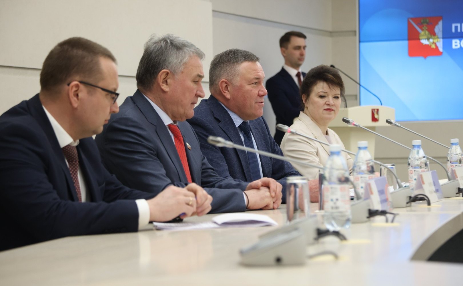 Заместитель Председателя Совета Федерации Юрий Воробьев и губернатор региона Олег Кувшинников приняли участие в церемонии подписания контракта на строительство детского сада в туристической жемчужине Вологодчины городе Кириллове