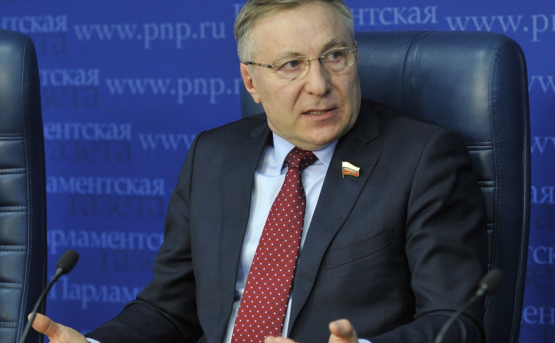 В пресс-центре «Парламентской газеты» первый заместитель председателя Комитета СФ по социальной политике Александр Варфоломеев провел «круглый стол» на тему «10-лет Палате молодых законодателей»