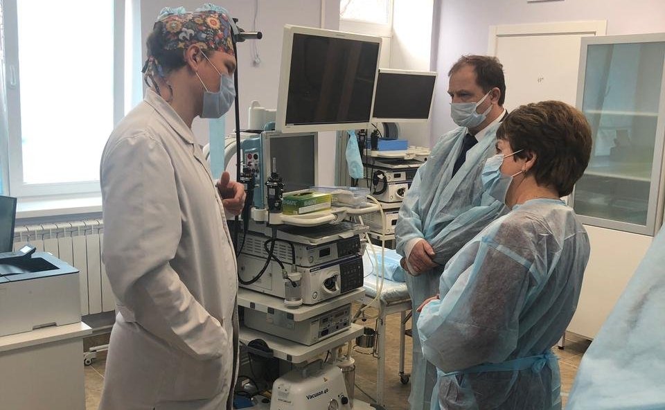 Екатерина Алтабаева и заместитель губернатора города Севастополя Александр Кулагин посетили Севастопольский городской онкологический диспансер имени А.А. Задорожного