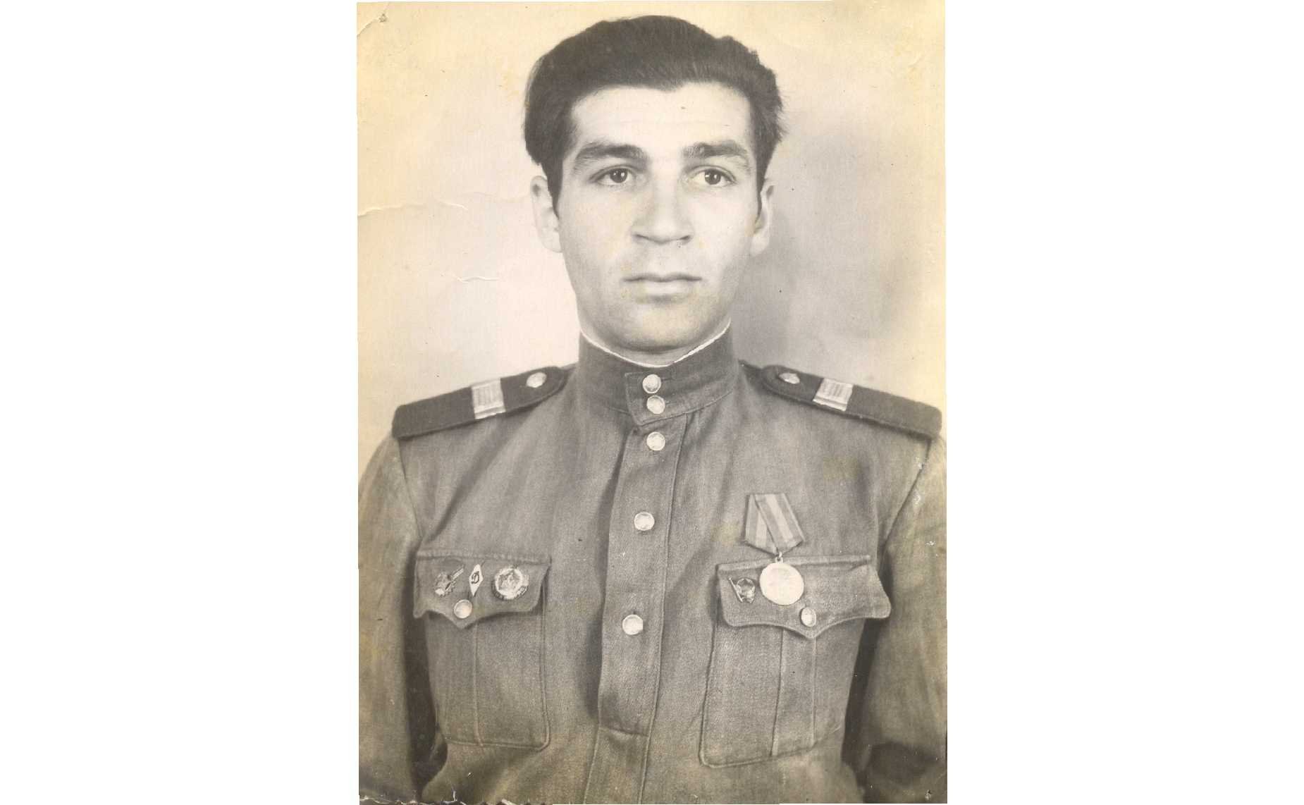 Юрий Семенович Савич, 1924–2005 гг. Старший сержант. Был призван в 1942 г. Закончил войну в Румынии, командиром Самоходной артиллерийской установки ИСУ-152. Дедушка сотрудницы Аппарата СФ И. Савич-Терещенко