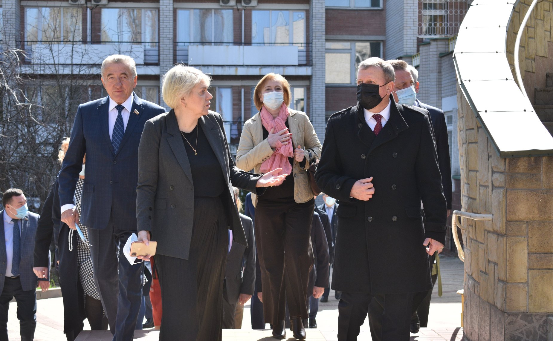 В рамках поездки в регион сенаторы РФ приняли участие в церемонии возложения венков и цветов к Вечному огню в воронежском Парке патриотов и торжественном мероприятии, посвященном передаче останков красноармейца, погибшего в годы Великой Отечественной войн