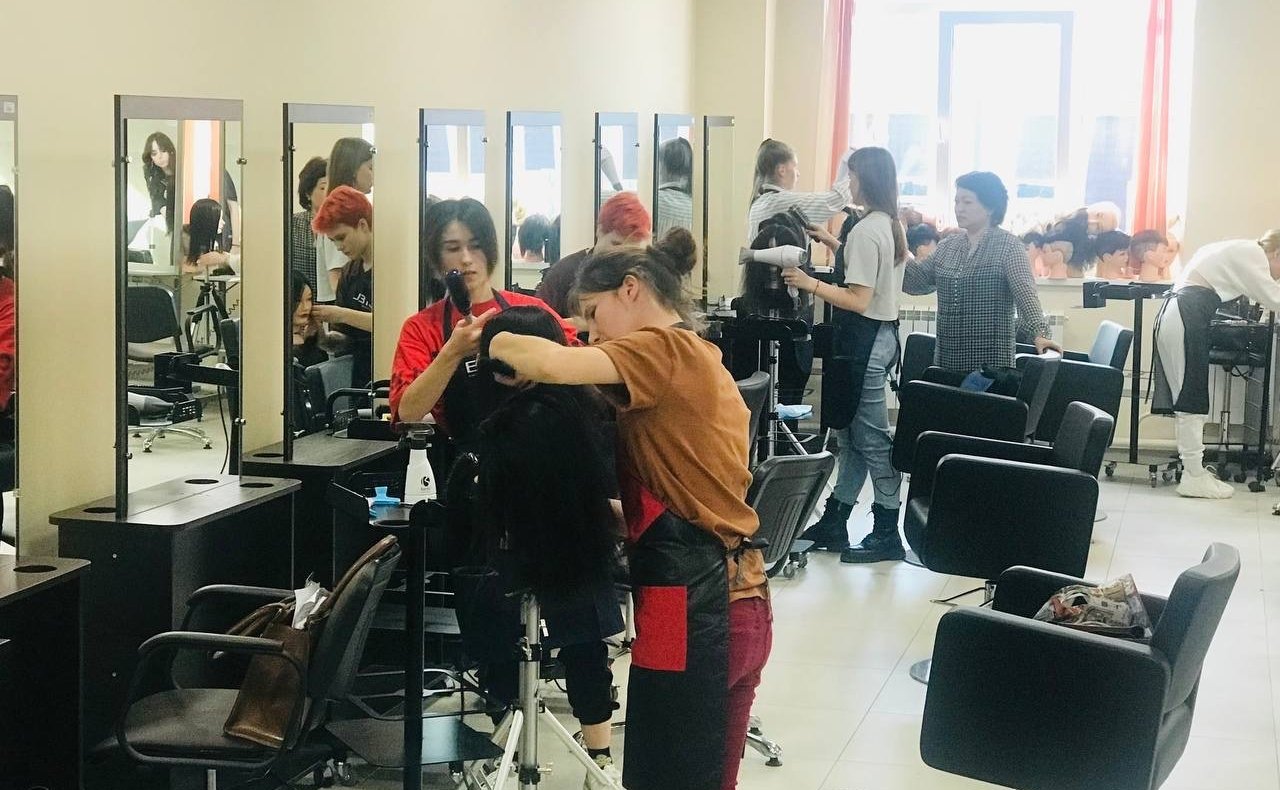 Андрей Хапочкин познакомил своих товарищей из регионального отделения «Боевое братство» с коллективом Сахалинского техникума сервиса