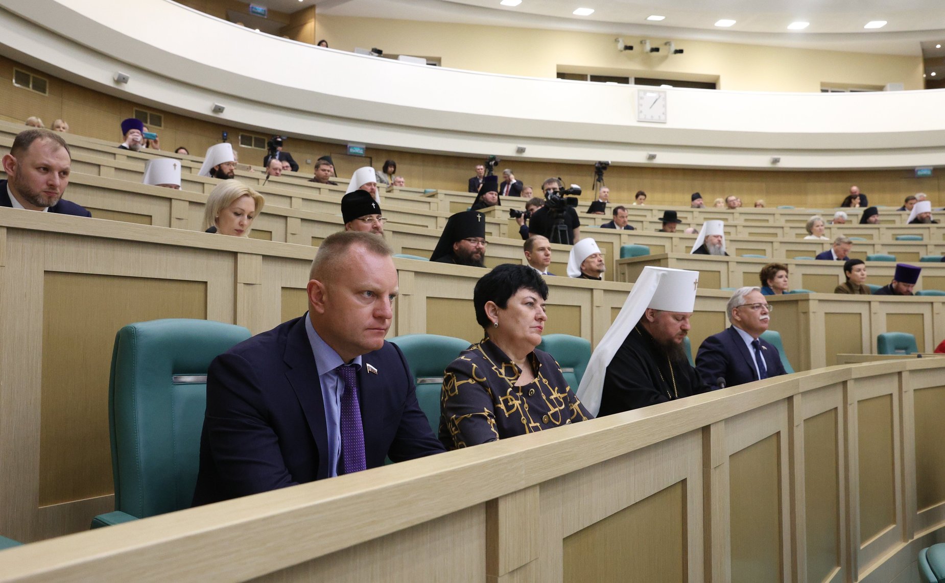 Пленарное заседание Х Парламентских встреч в рамках ХХХ Международных образовательных чтений «К 350-летию со дня рождения Петра I: секулярный мир и религиозность»