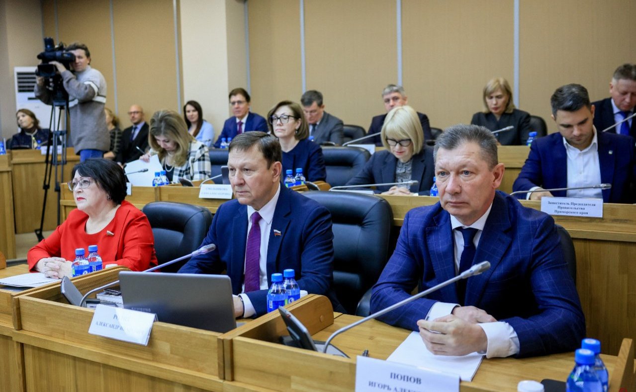 Людмила Талабаева и Александр Ролик приняли участие в заседании Законодательного Собрания Приморского края