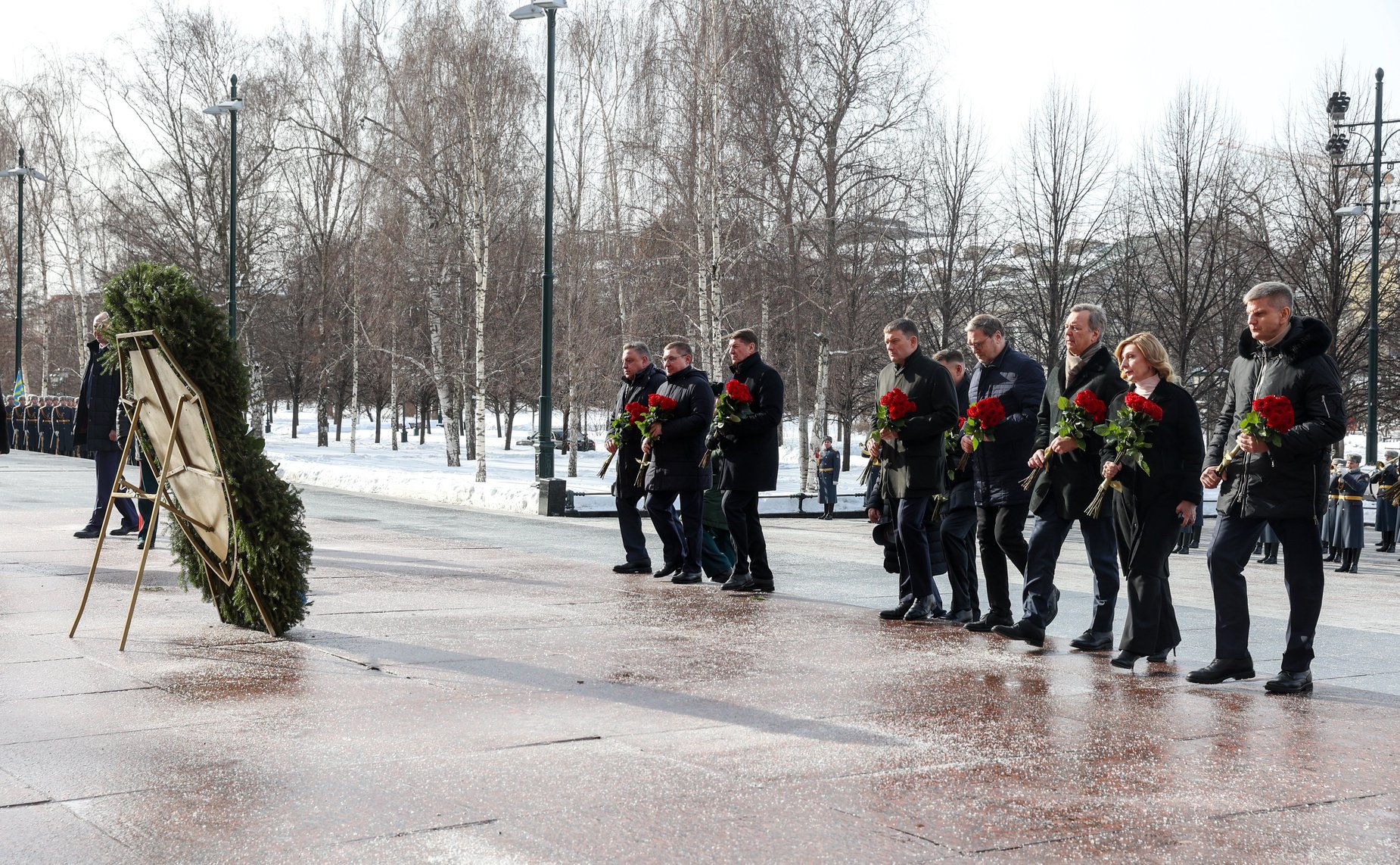 Председатель Совета Федерации Валентина Матвиенко возложила цветы к Могиле Неизвестного Солдата у Кремлевской стены