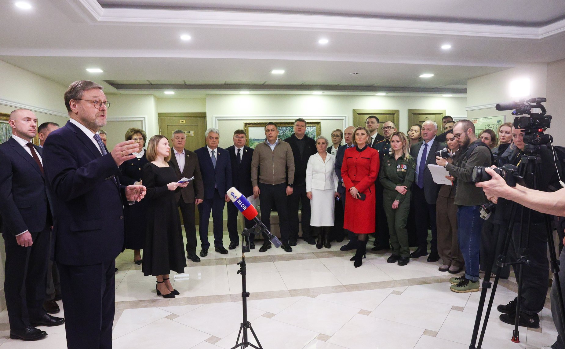 Открытие в Совете Федерации выставки портретов героев «Они сражались за Родину»