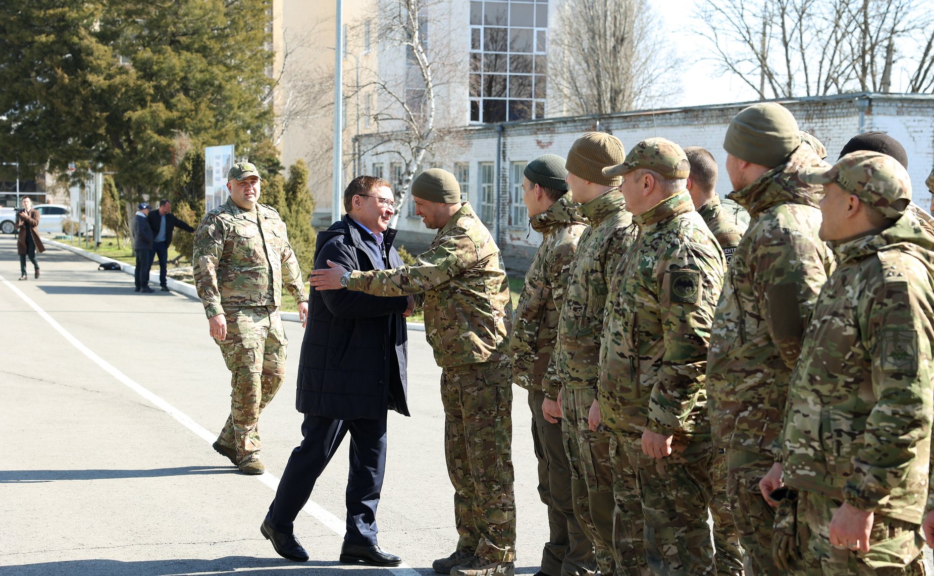 Передача гуманитарного груза бойцам группировки войск «Центр» в Ростовской области