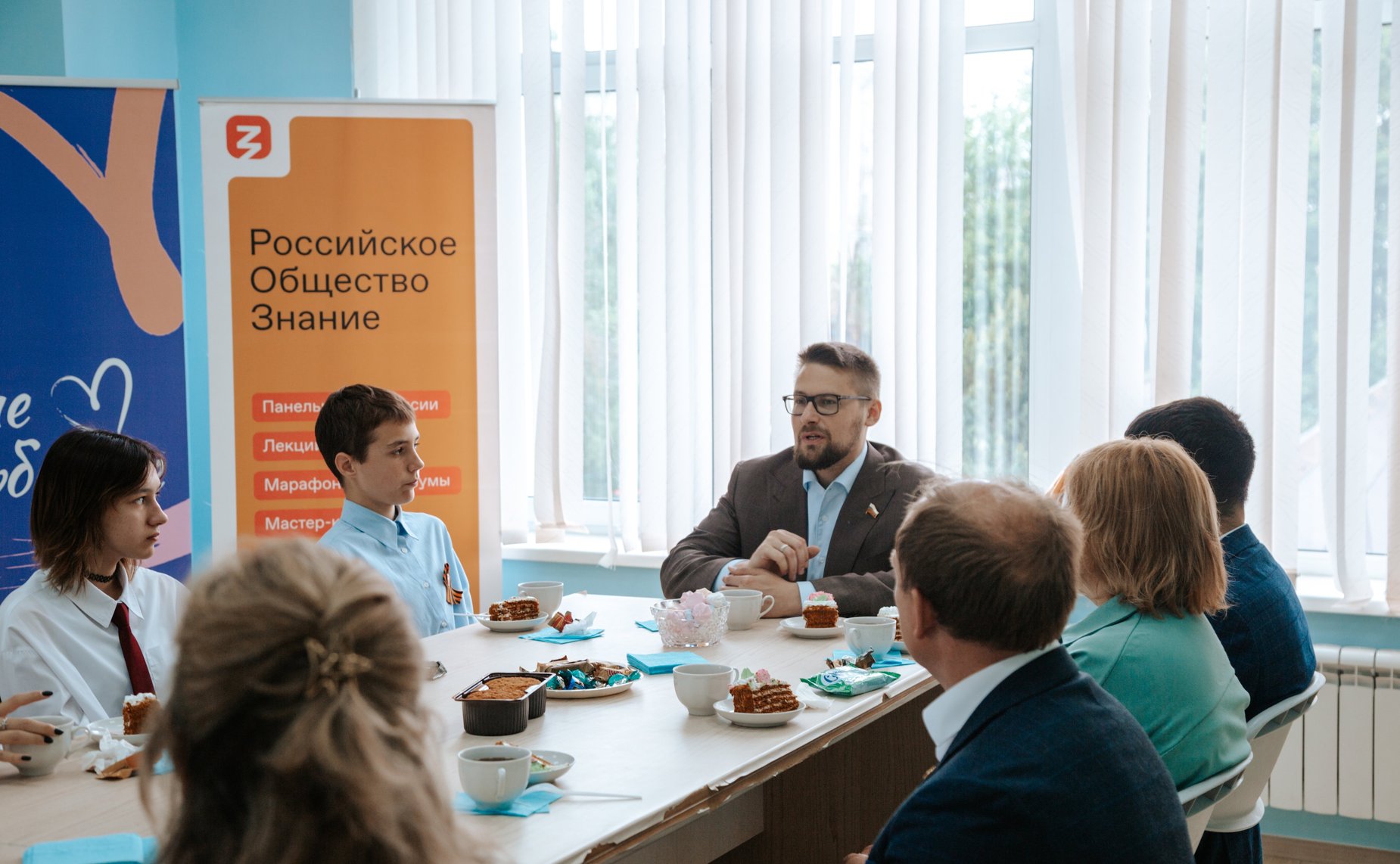 Руслан Смашнев встретился с участниками, занявшими вторые и третьи места в региональном конкурсе видеороликов «Герои моей Смоленщины»