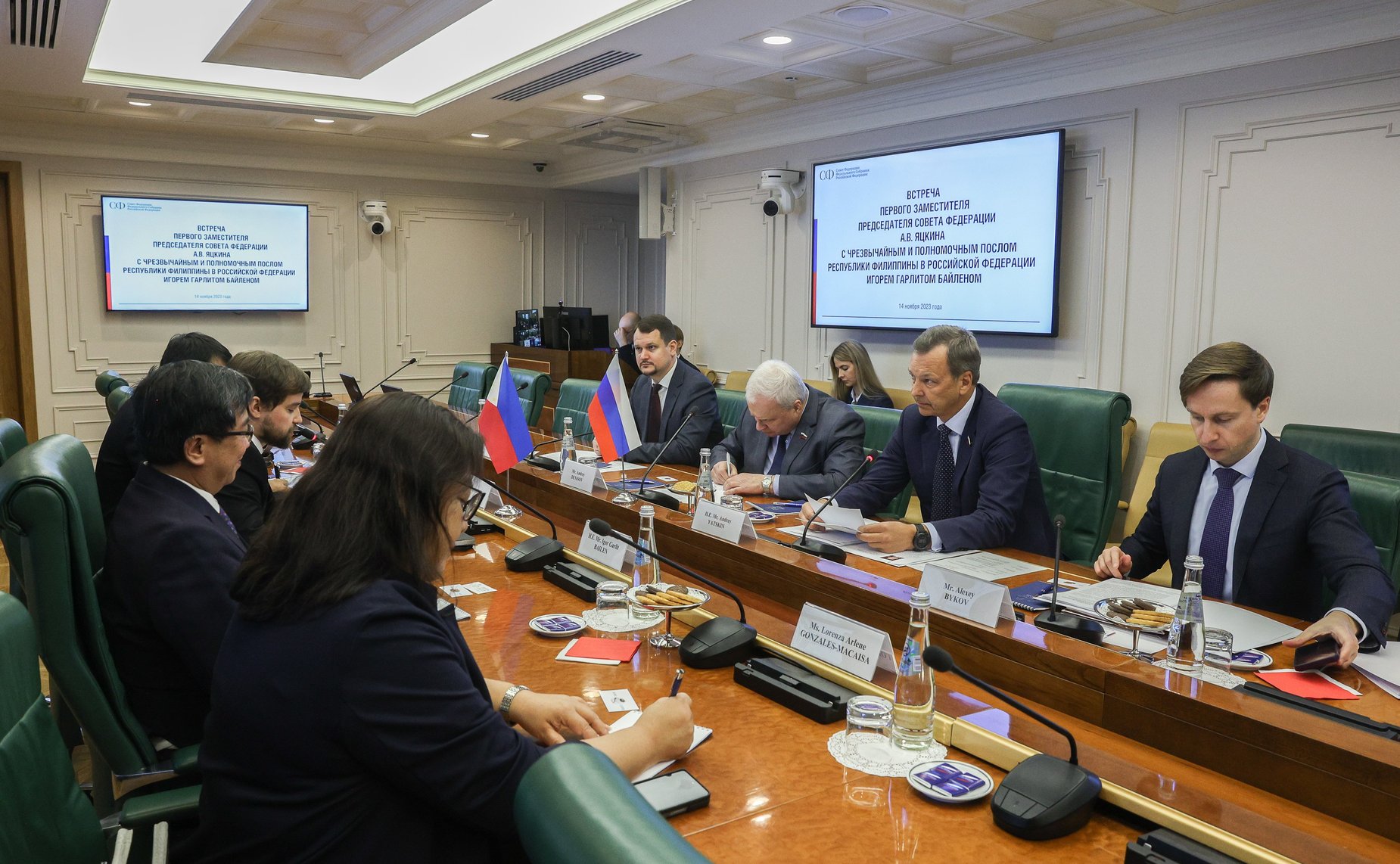 Встреча первого заместителя Председателя СФ Андрея Яцкина с Чрезвычайным и Полномочным Послом Республики Филиппины в РФ Игорем Гарлитом Байленом