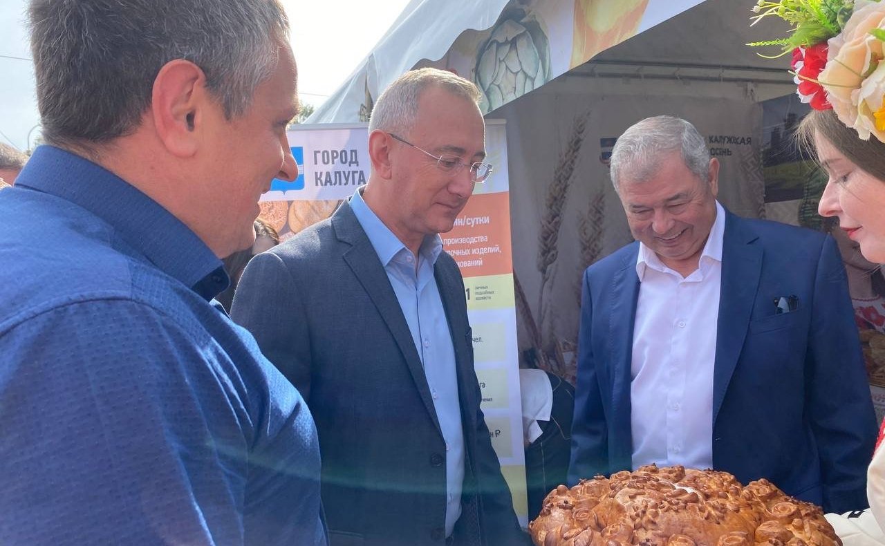 Анатолий Артамонов в ходе поездки в регион принял участие в открытии выставки-ярмарки «Калужская осень-2024»