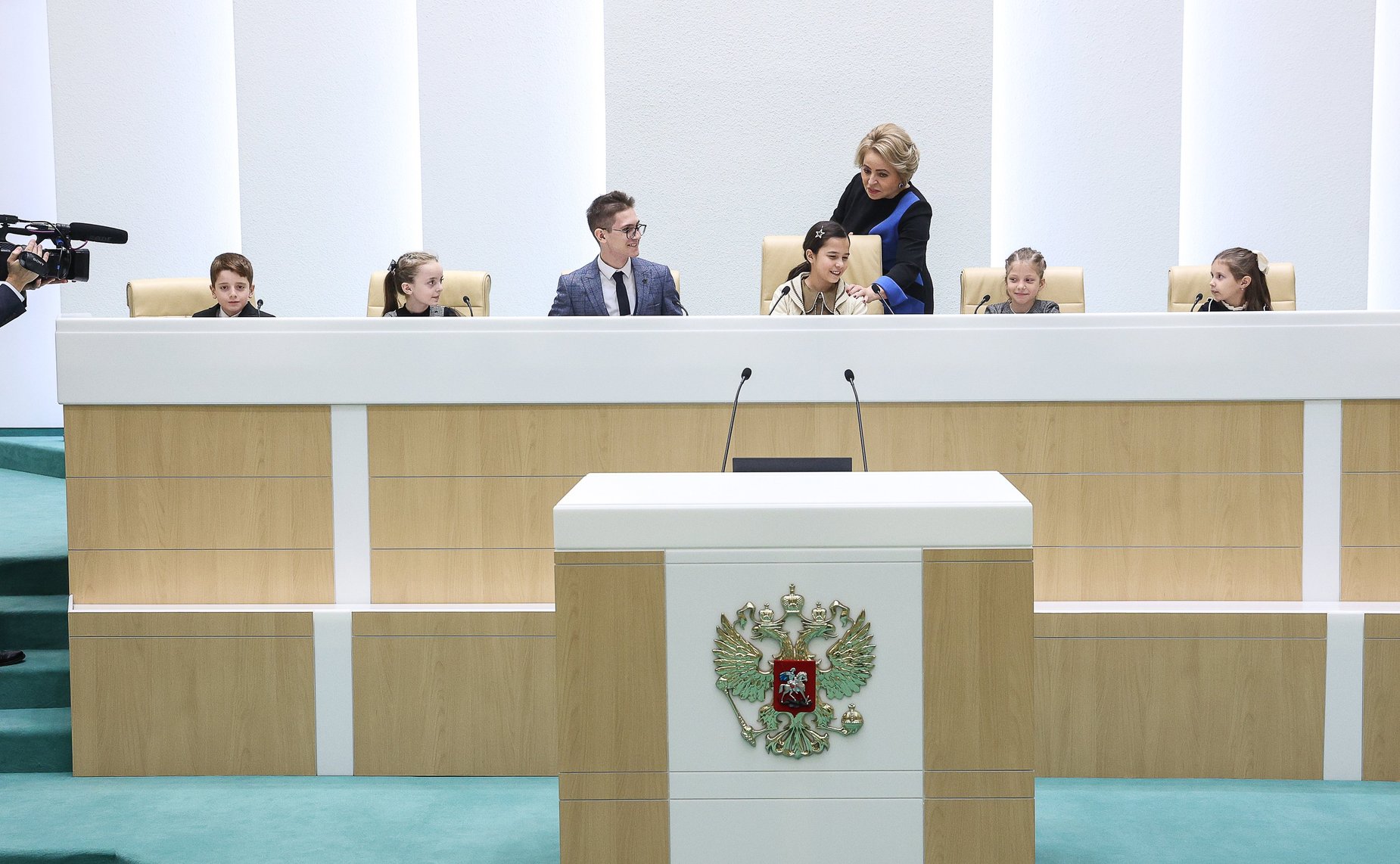 Валентина Матвиенко встретилась с детьми-участниками выставки художественных промыслов, прошедшей в рамках IX Парламентского форума «Историко-культурное наследие России»