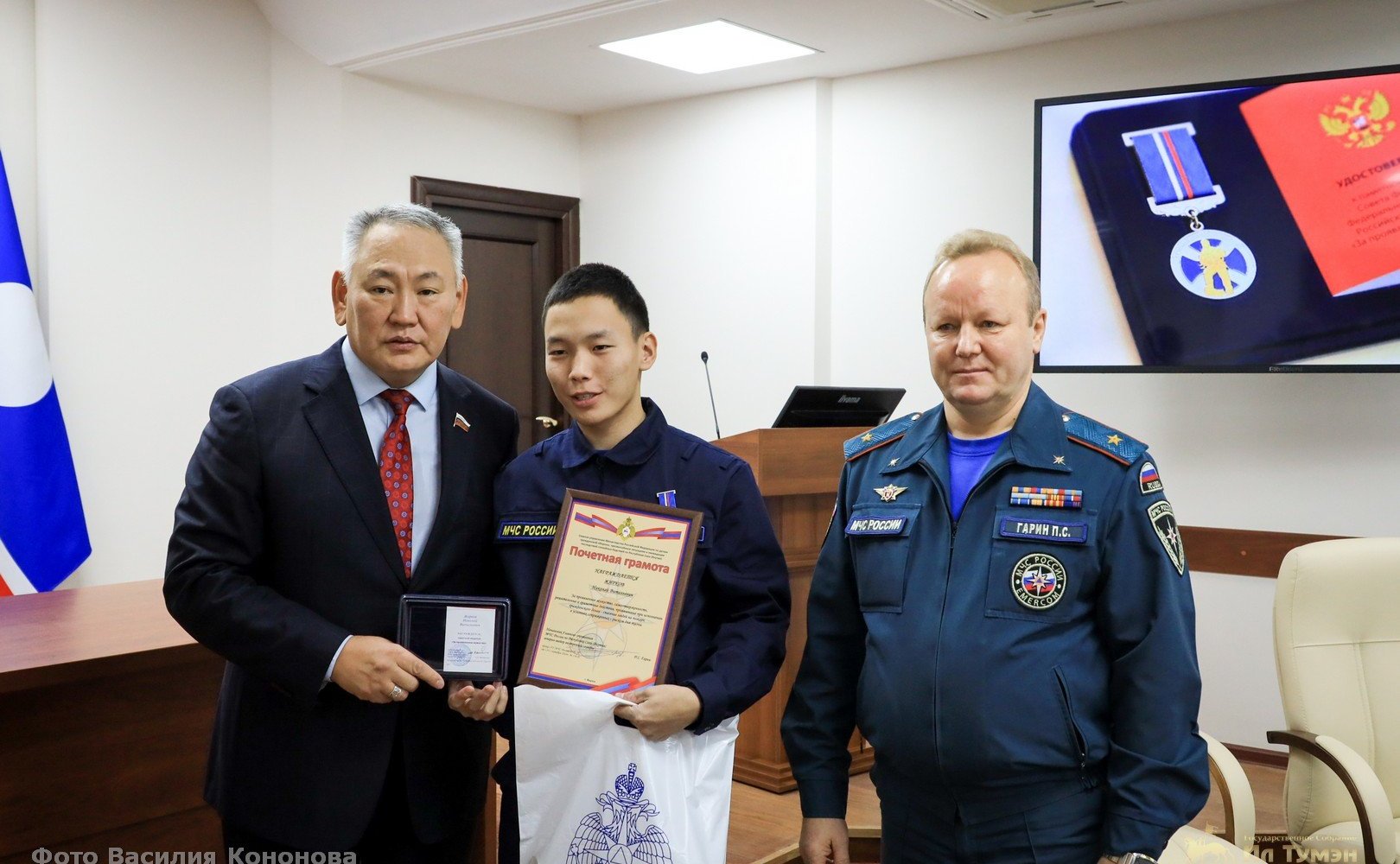 Сахамин Афанасьев вручил медали Совета Федерации «За проявленное мужество» трем юным якутянам