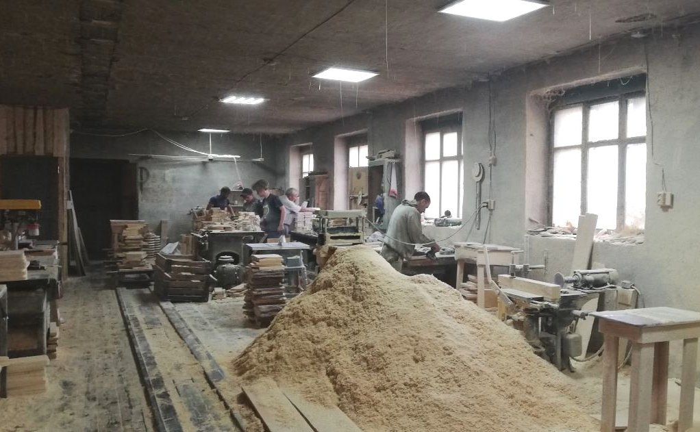 Татьяна Гигель в ходе рабочей поездки в регион встретилась с работниками компании, которая более 8 лет специализируется на изготовлении сувенирной продукции из кедра