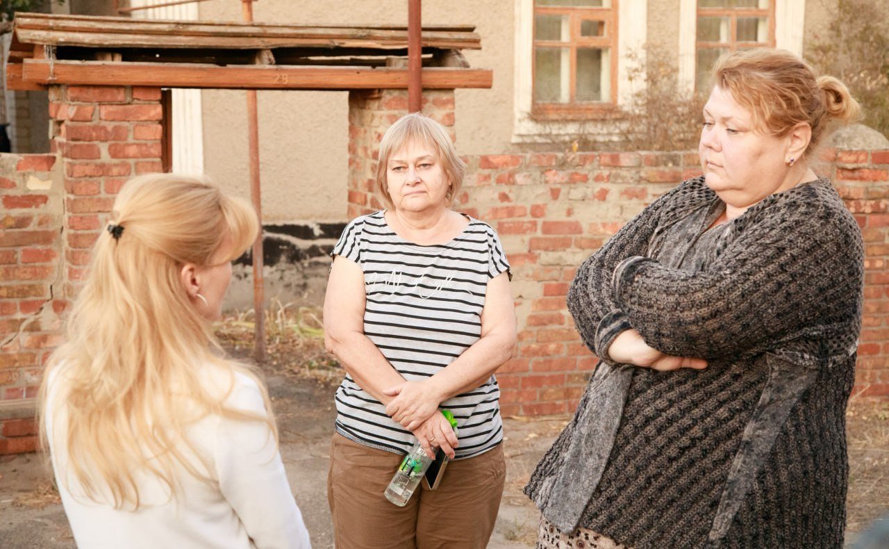 Дарья Лантратова совместно с волонтерами привезла в поселок Ольховое вещи первой необходимости, продукты и бытовую технику семьям, которые пострадали во время пожаров в ЛНР