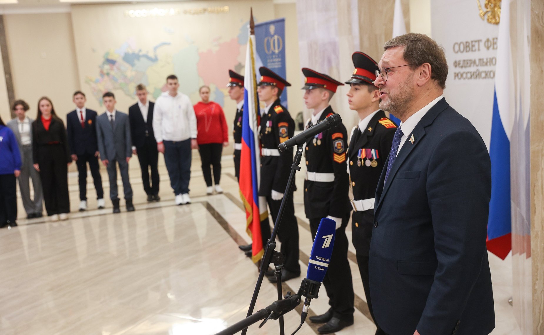 Торжественная церемония вручения паспортов граждан Российской Федерации группе участников встречи – представителям Общероссийского общественно-государственного движения детей и молодежи «Движение Первых»