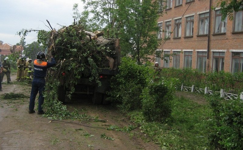Е. Атанов и А. Чилингаров оценили последствия урагана в г. Ефремов в Тульской области