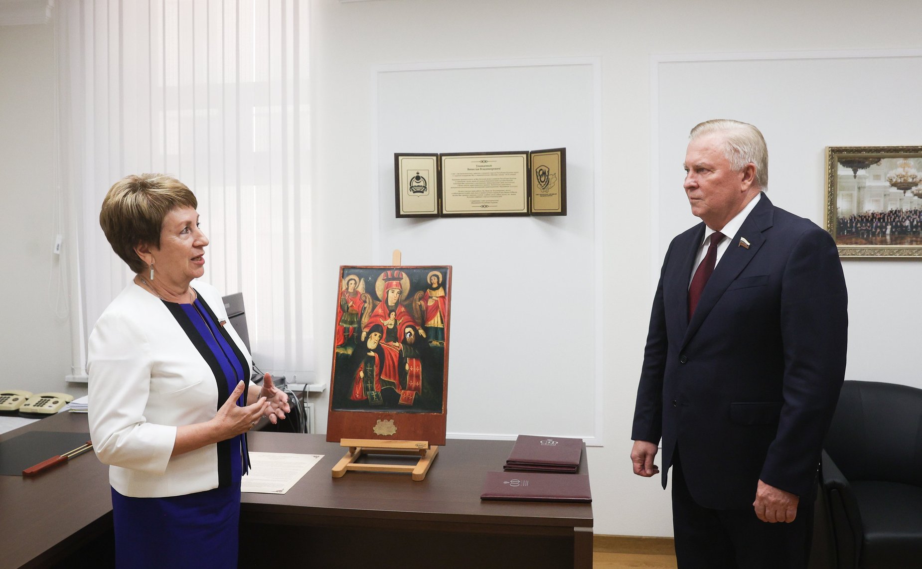 Передача освященного списка Иконы Селенгинского пехотного полка Богоматерь Печерская севастопольцам от жителей Республики Бурятия, в знак исторической связи между российскими регионами