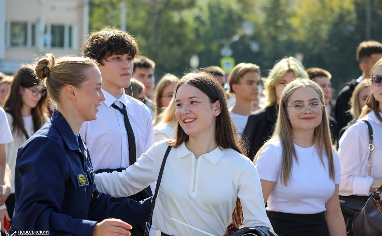 Константин Косачев и Сергей Мартынов приняли участие в торжественной линейке, посвященной Дню знаний