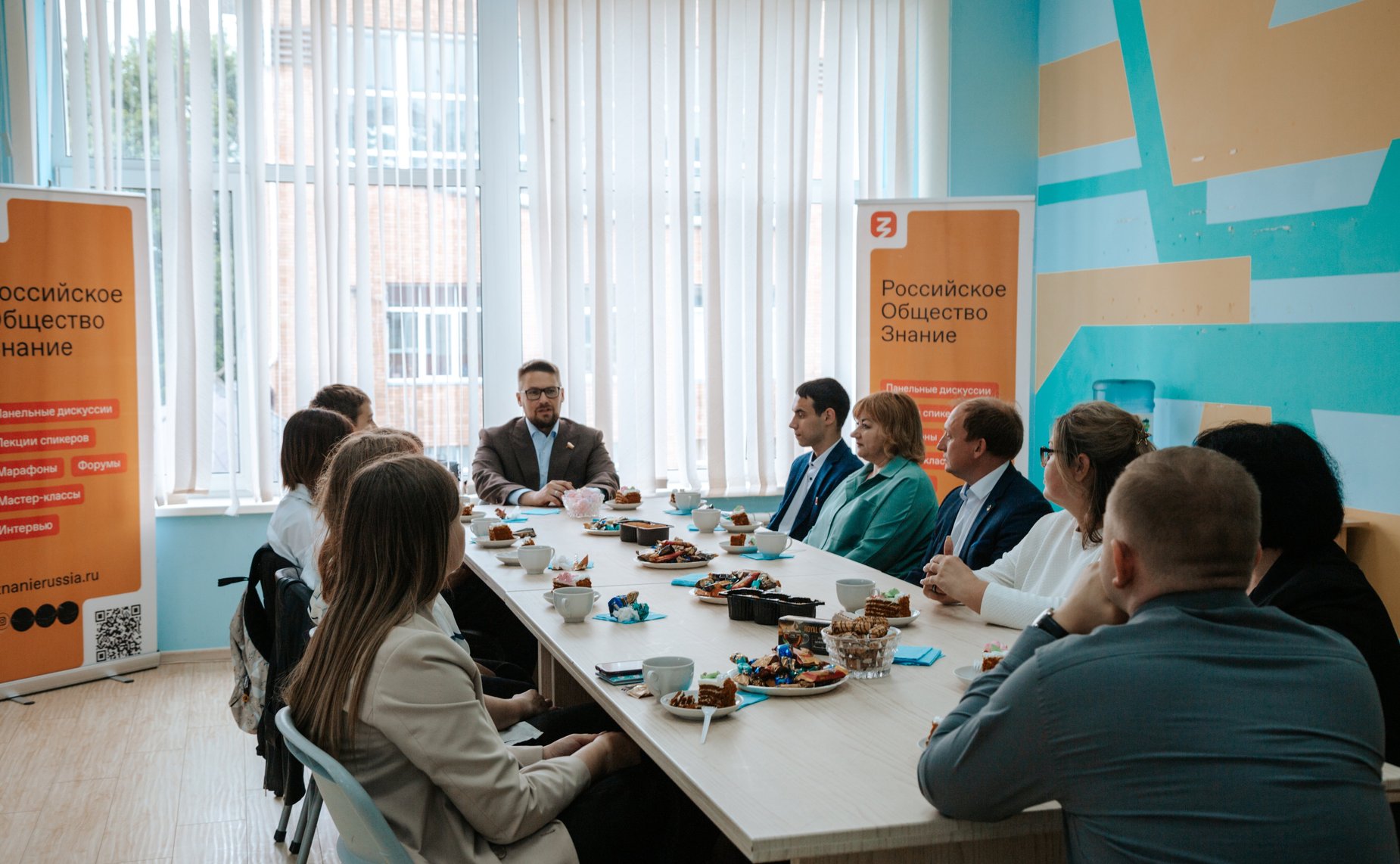 Руслан Смашнев встретился с участниками, занявшими вторые и третьи места в региональном конкурсе видеороликов «Герои моей Смоленщины»