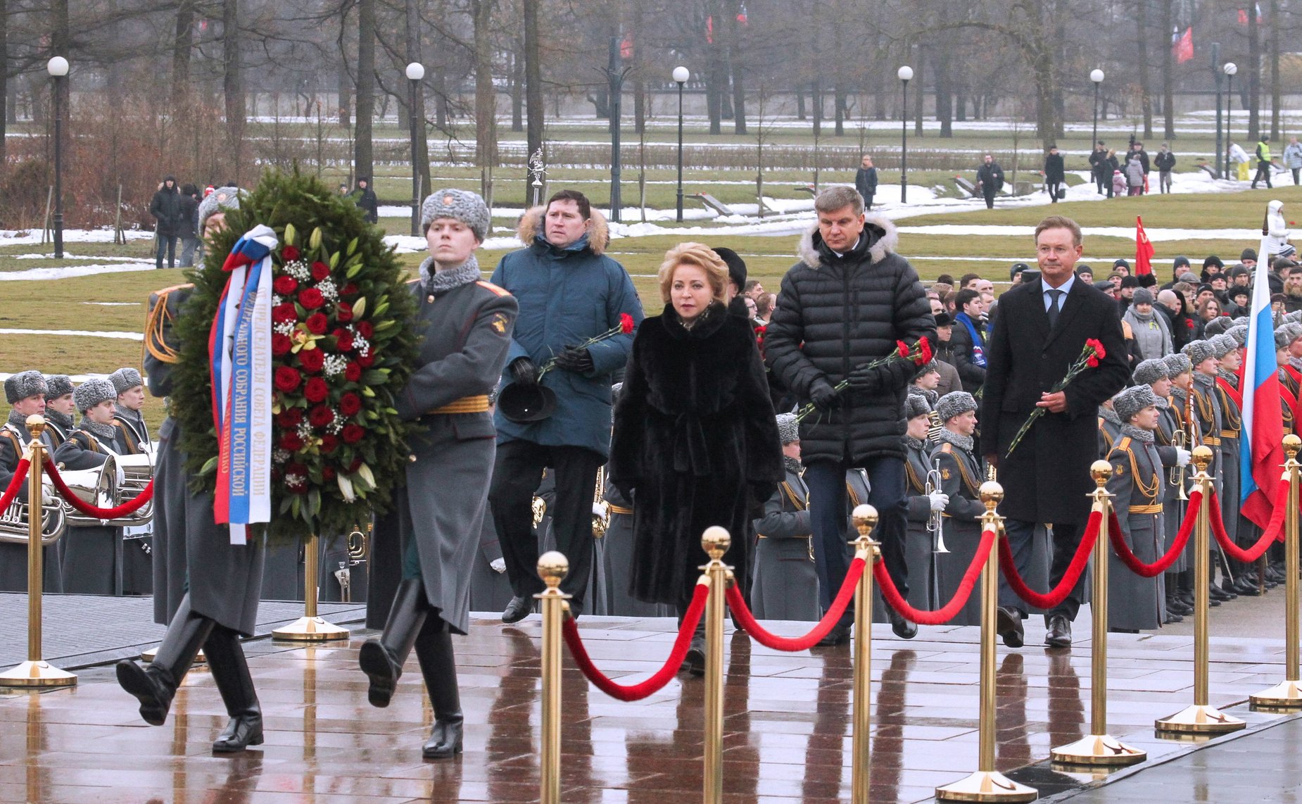 В. Матвиенко возложила венок к монументу «Родина-мать» на Пискаревском мемориальном кладбище
