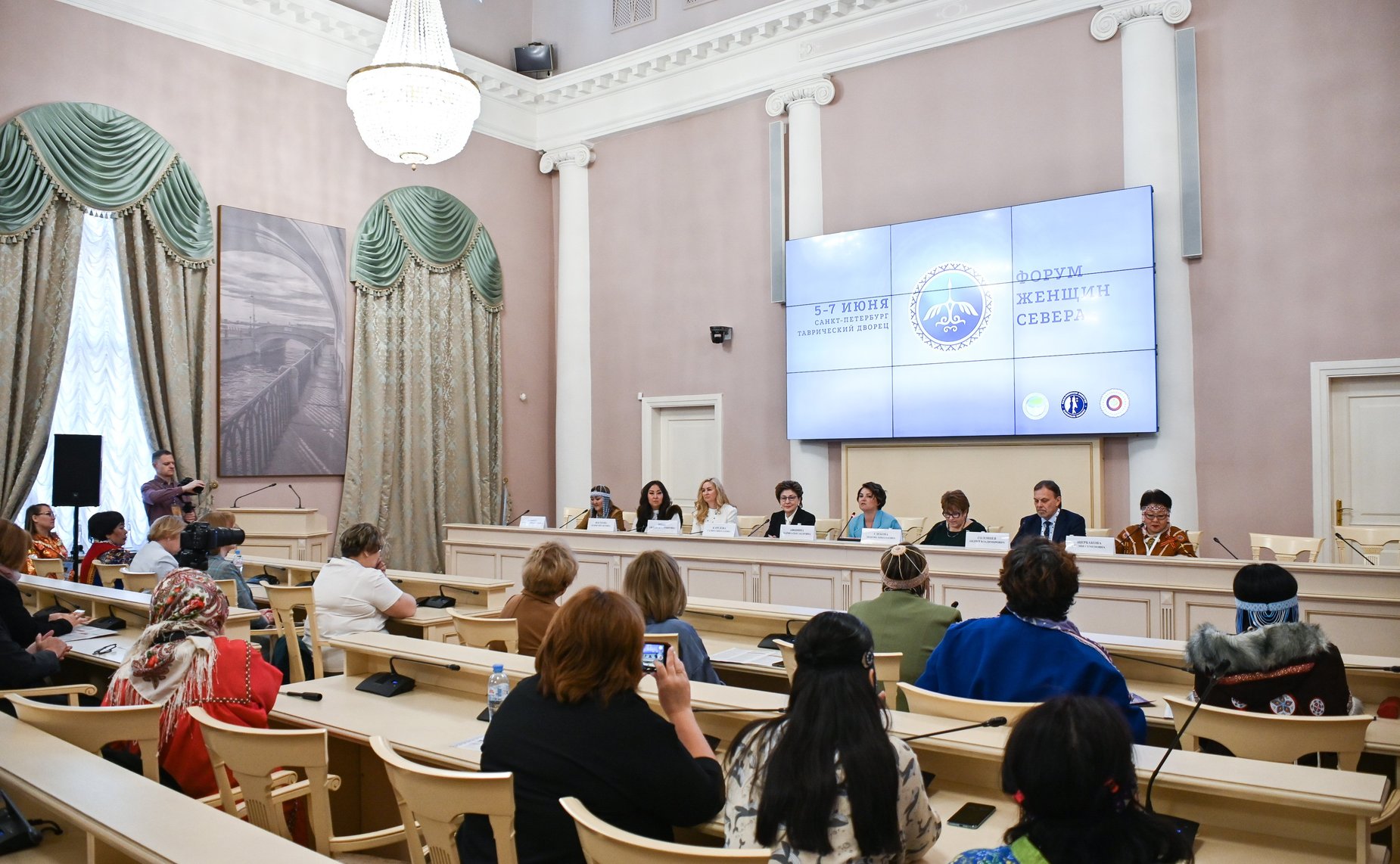 Галина Карелова выступила в ходестратегической сессии «Эффективные коммуникации как фактор успеха женщин Севера»